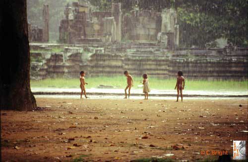 06_Cambodia_Angkor_Wat_kids_in_rain