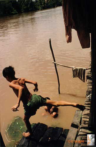 34_Vietnam_Mekong_Delta_boy_diving