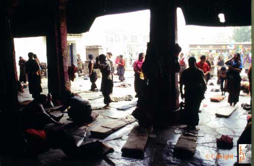 022_Jokhang_Devotees_remonstrating