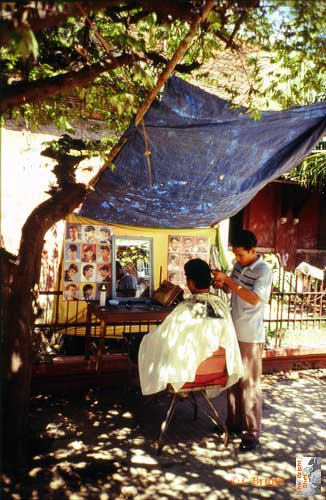 15_Cambodia_street_barber