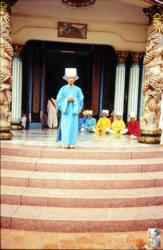 28_Vietnam_Kao_Dai_Temple_Monks