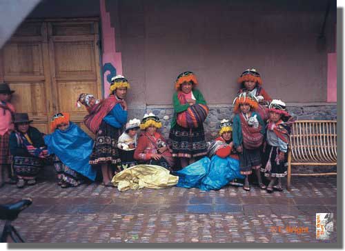 515_Trad_dress_Pizac_nr_Cusco_Peru