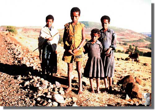 160_Intrigued_children_Ethiopia